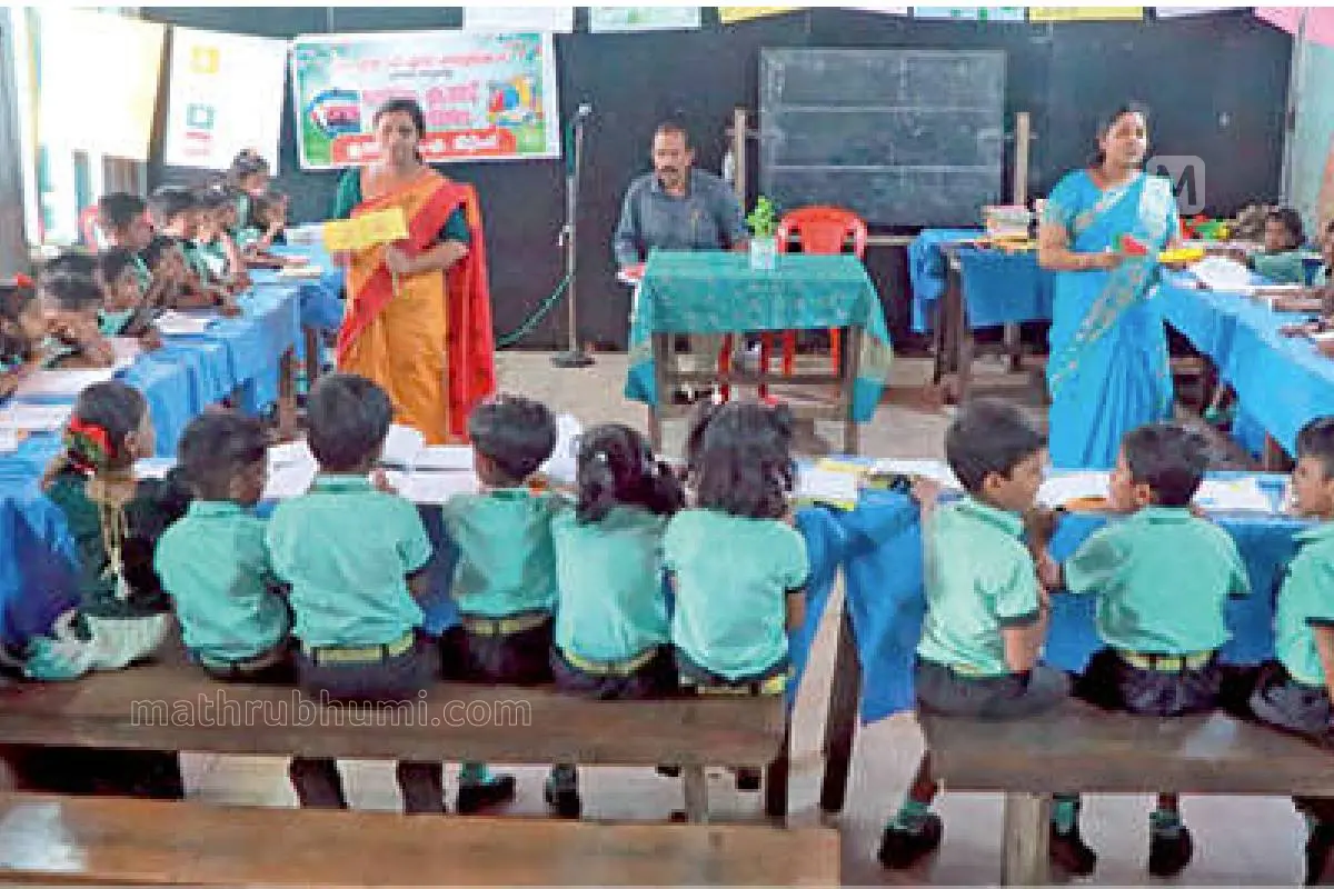 പുനലൂർ തൊളിക്കോട് സർക്കാർ എൽപി സ്കൂളിൽ കുട്ടികളുടെ ഇരിപ്പിടം പുതിയരീതിയിൽ ക്രമീകരിച്ചപ്പോൾ.|Photo: Mathrubhumi