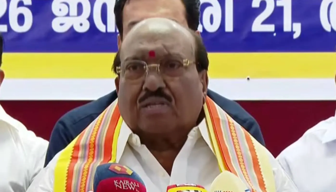 വെള്ളാപ്പള്ളി നടേശന് മാധ്യമങ്ങളോട് സംസാരിക്കുന്നു