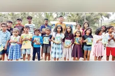 ‘ഞങ്ങളെപ്പോലെയാകരുത് മക്കളേ, പഠിച്ചാലേ നല്ല ജോലി കിട്ടൂ’; പഠനോപകരണങ്ങൾ നൽകി മറുനാടൻ തൊഴിലാളി