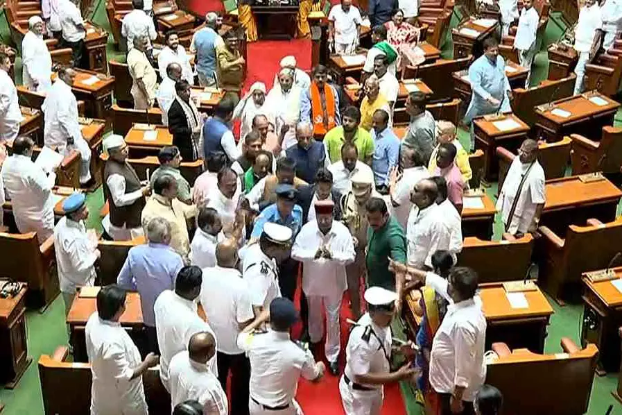 കർണാടകയിലും നാടകീയത; പ്രസംഗം വെട്ടിച്ചുരുക്കി ഗവർണർ ഇറങ്ങി, തടയാൻ ശ്രമിച്ച് കോൺഗ്രസ് MLAമാർ