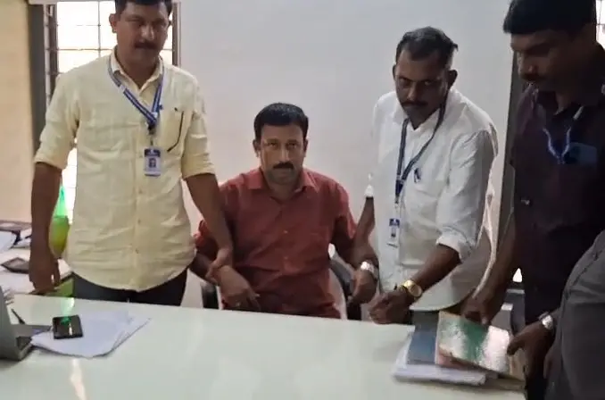 കൈക്കൂലി വാങ്ങുന്നതിനിടെ വില്ലേജ് ഓഫീസറെ വിജിലന്സ് പിടികൂടിയപ്പോള്