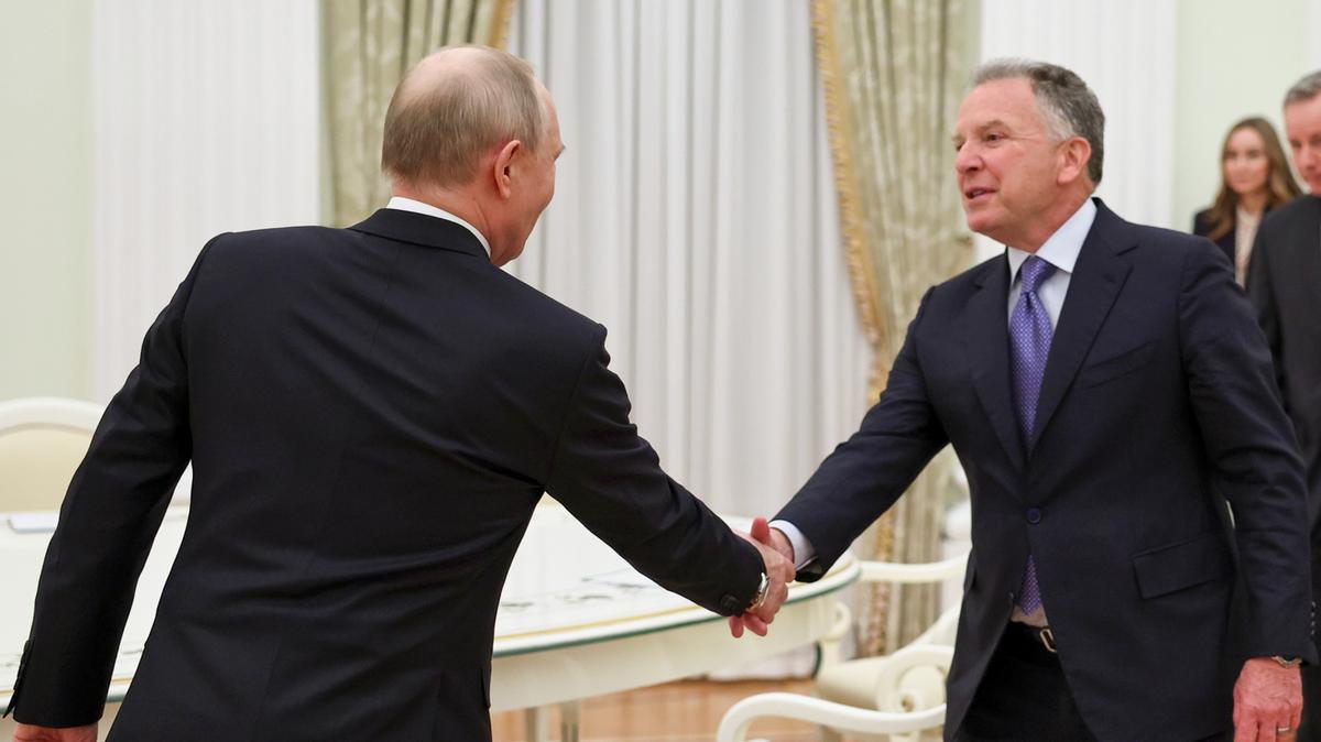 US negotiators hold late-night meeting in Moscow with Putin on Ukraine war ahead of UAE talks