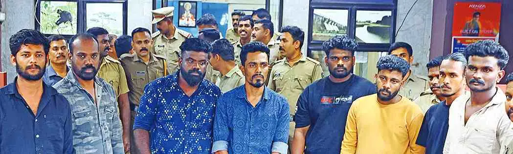 ദേശീയപാതയിൽ കൊള്ള നടത്താനെത്തിയ സംഘത്തെ സൗത്ത് പോലീസ് സ്റ്റേഷനിൽ കൊണ്ടുവന്നപ്പോൾ. മറ്റ് നിരവധി കവർച്ചക്കേസുകളിലും ഇവർ പ്രതികളാണ്
