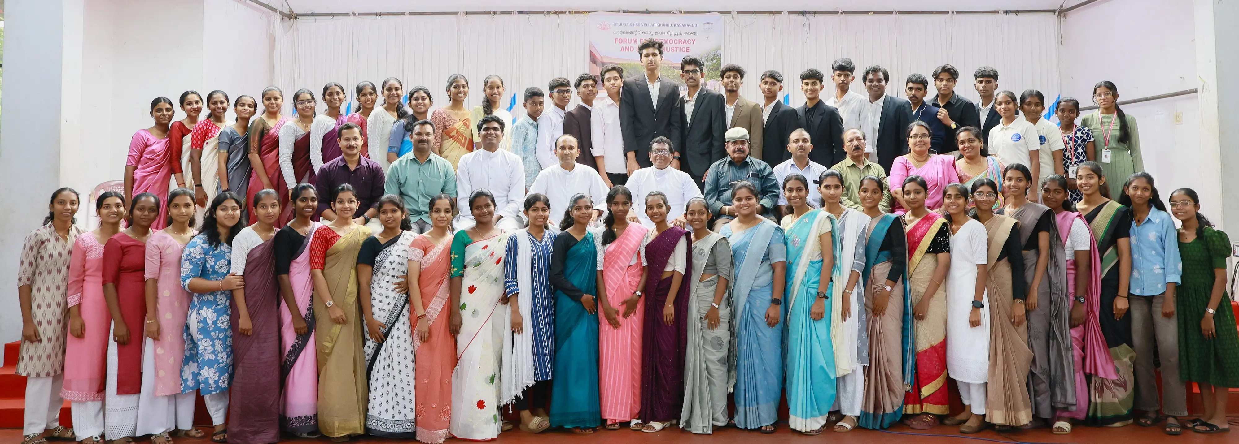 സെന്റ് ജൂഡ്സ് സ്കൂൾ വിദ്യാർത്ഥികൾ അധ്യാപകരടും മാനേജ്മെന്റ് പ്രതിനിധികളോടുമൊപ്പം