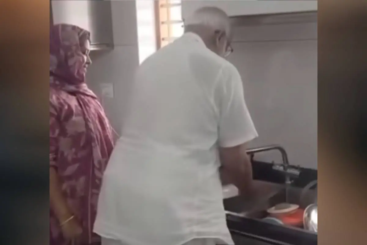 സിപിഎം ജനറൽ സെക്രട്ടറി എം.എ. ബേബി ഗൃഹസന്ദർശനത്തിനിടെ കൊടുങ്ങല്ലൂരിലെ നൗഷാദ് കറുകപ്പാടത്തിന്റെയും റഹ്‌മത്തിന്റെയും വീട്ടിലെത്തി ഭക്ഷണംകഴിച്ചശേഷം പാത്രം കഴുകുന്നു