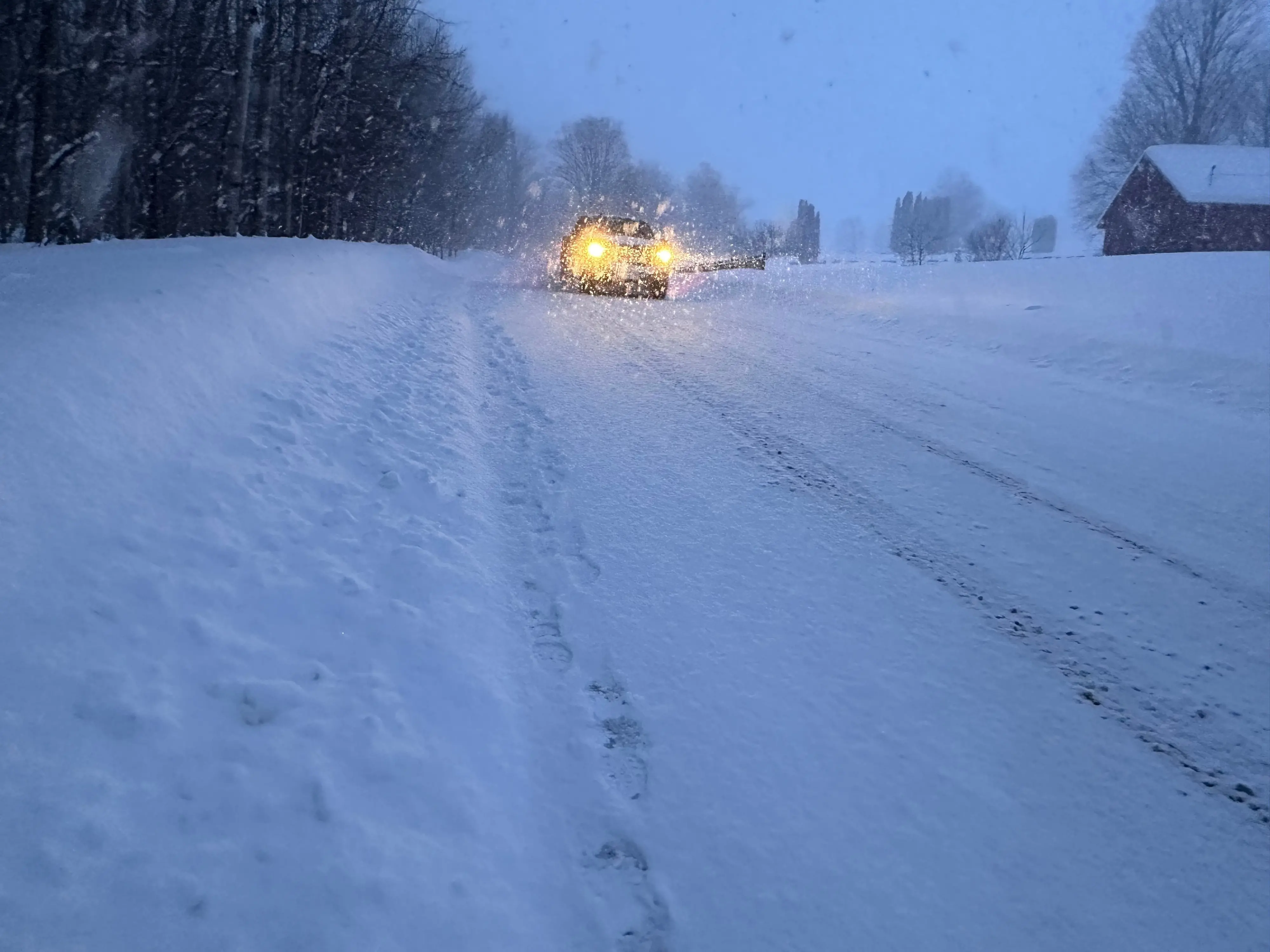 A car eases through heavy snowfall in Lowville, New York | Photo: AP