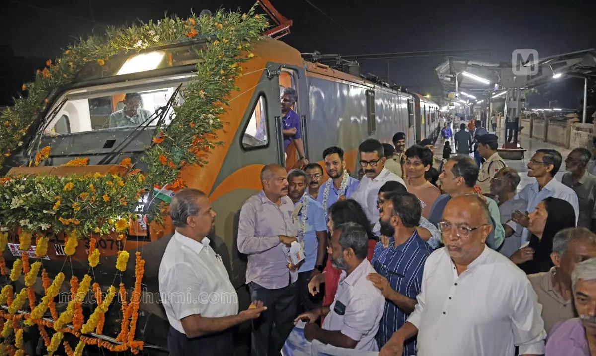 പ്രധാനമന്ത്രി നരേന്ദ്രമോദി ഫ്ലാഗ് ഓഫ് ചെയ്ത അമൃത് ഭാരത് എക്സ്പ്രസ്സ് ട്രെയിൻ കണ്ണൂരിലെത്തിയപ്പോൾ നോർത്ത് മലബാർ റെയിൽവേ പാസഞ്ചേഴ്സ് കോ-ഓർഡിനേഷൻ കമ്മിറ്റിയുടെ നേതൃത്വത്തിൽ സ്വീകരണം നൽകിയപ്പോൾ | ഫോട്ടോ: ലതീഷ് പൂവത്തൂർ / മാതൃഭൂമി
