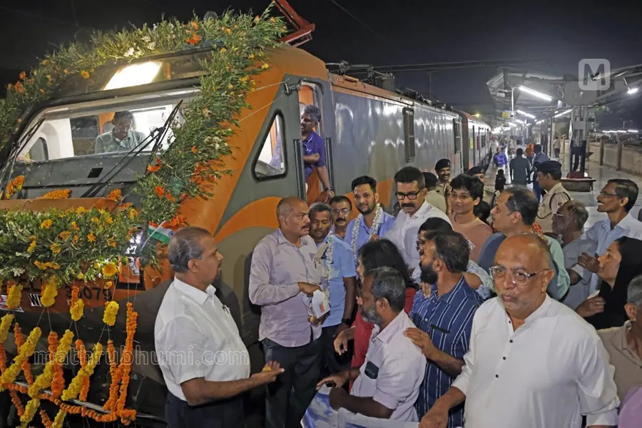 അമൃത് ഭാരത് ട്രെയിനുകൾ ഓടിത്തുടങ്ങി; മൂന്ന് ട്രെയിനുകൾ പ്രധാനമന്ത്രി ഉദ്ഘാടനം ചെയ്തു