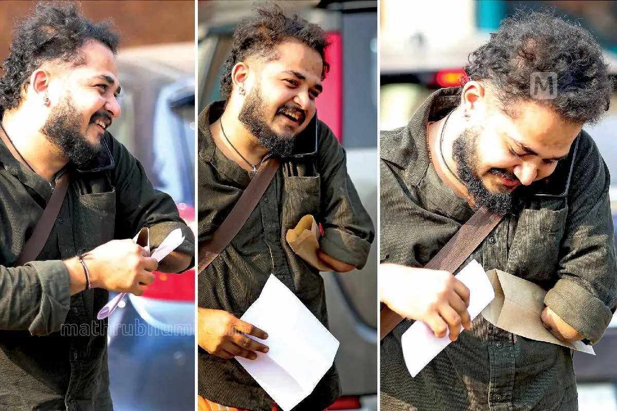 എയ്ഡഡ് സ്കൂളുകളില് ജില്ലാസമിതി തിരഞ്ഞെടുത്ത ഭിന്നശേഷി ഉദ്യോഗാര്ഥികള്ക്കുള്ള നിയമന ശുപാര്ശ വിതരണച്ചടങ്ങില് വൈകിയെത്തിയ മനു ഗോവിന്ദ് ഉത്തരവ് കൈപ്പറ്റിയ വിവരം വീട്ടില് വിളിച്ചറിയിച്ചപ്പോള്. ഫോട്ടോ: പി.പി. ബിനോജ്