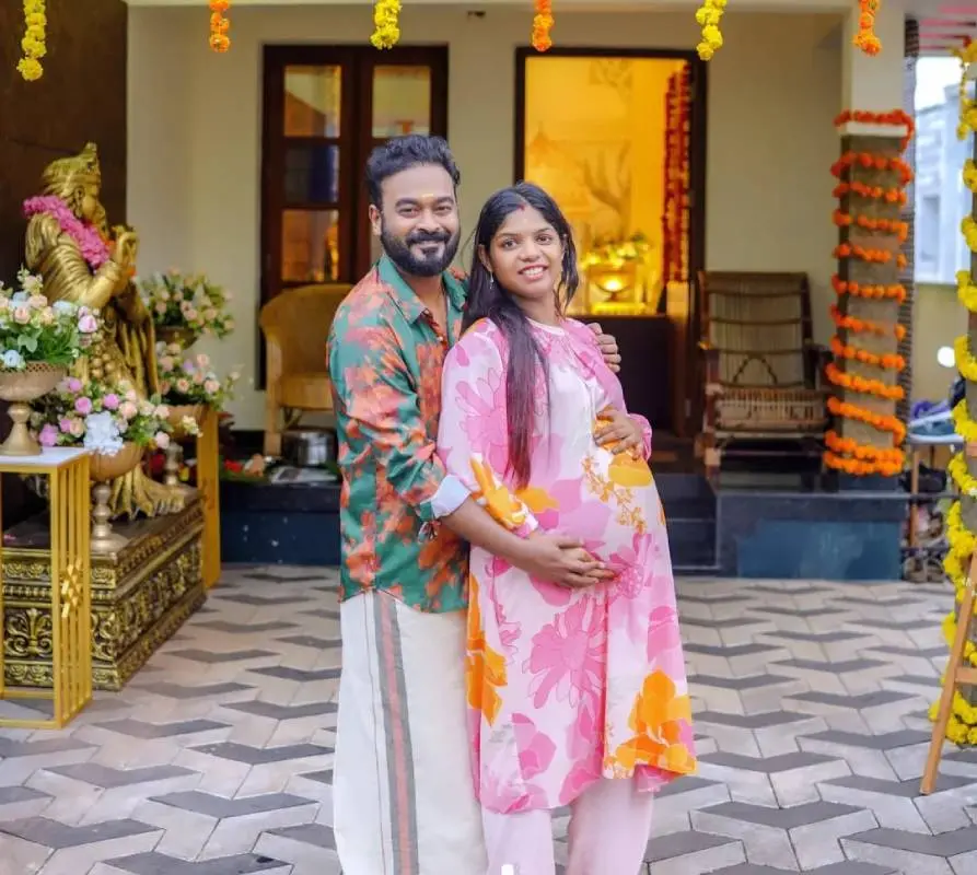 അപ്പാനി ശരത് ഭാര്യയോടൊപ്പം | Photo: instagram/ appani sarath