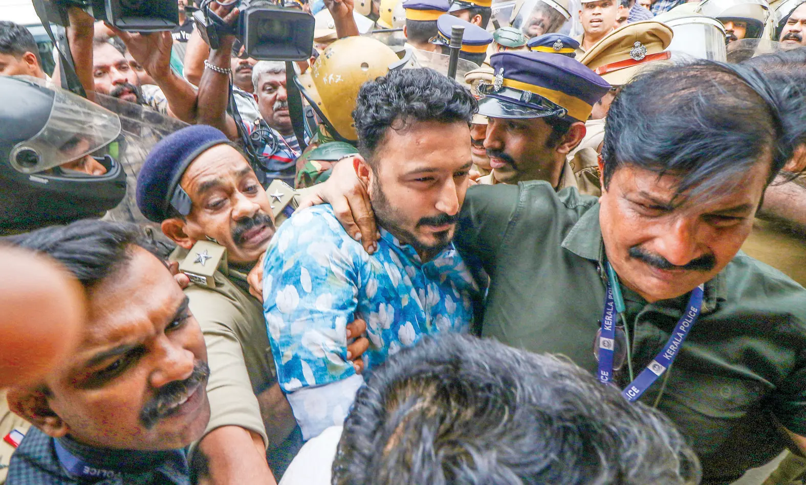 അറസ്റ്റിലായ രാഹുല് മാങ്കൂട്ടത്തില് എംഎല്എ |ഫോട്ടോ:മാതൃഭൂമി