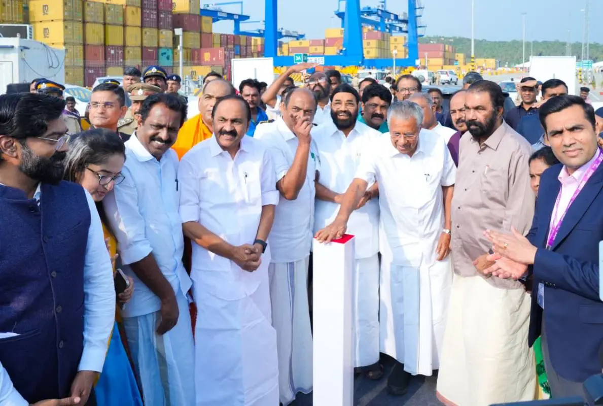 വിഴിഞ്ഞം തുറമുഖത്തിന്റെ രണ്ടാംഘട്ട നിർമാണ പ്രവർത്തനങ്ങൾ മുഖ്യമന്ത്രി ഉദ്ഘാടനം ചെയ്യുന്നു