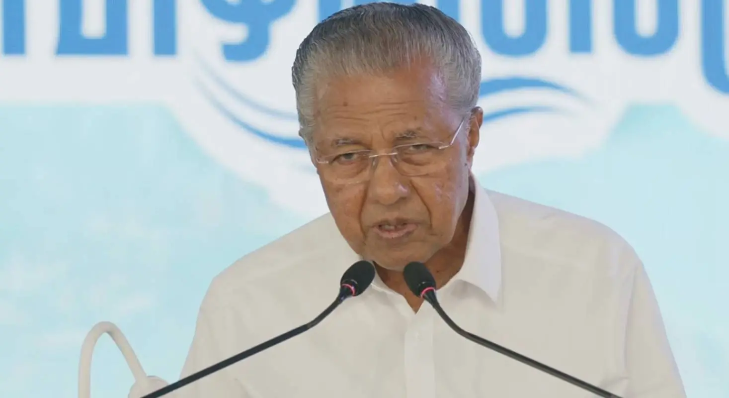 വിഴിഞ്ഞം അന്താരാഷ്ട്ര തുറമുഖം രണ്ടാംഘട്ട നിർമ്മാണപ്രവർത്തനങ്ങളുടെ ഉദ്ഘാടന വേദിയിൽ മുഖ്യമന്ത്രി | photo:screengrab/mathrubhumi news