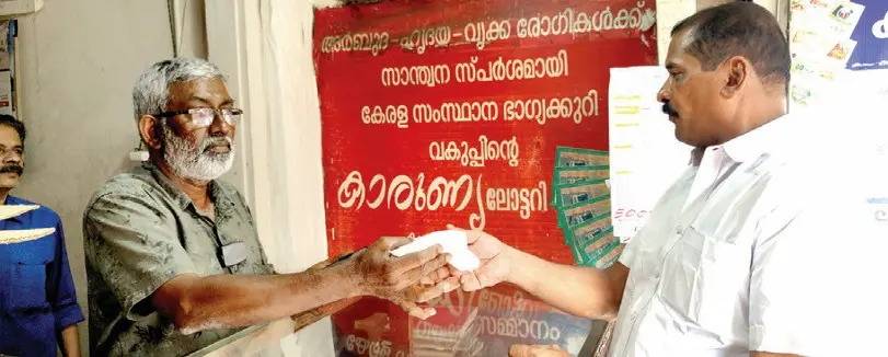 കാഞ്ഞിരപ്പള്ളിയില് ന്യൂ ലക്കി സെന്ററില് മധുരം വിളമ്പുന്ന ഉടമ എ. സുദ്ദീഖ്