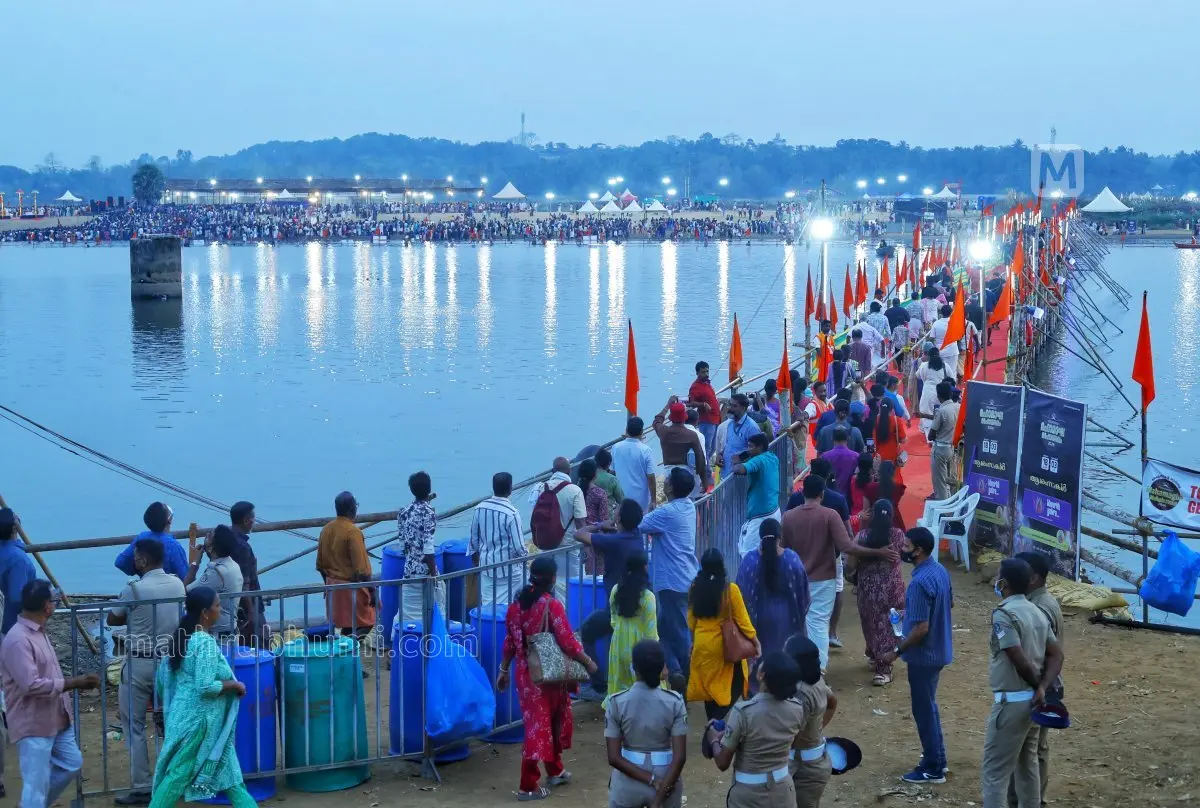 തിരുനാവായ മഹാമാഘ മഹോത്സവത്തിൻ്റെ ഭാഗമായുള്ള കേരള കുംഭമേളയിൽ നടന്ന നിളാ ആരതിയിൽ പങ്കെടുക്കാനെത്തിയ വിശ്വാസികളുടെ തിരക്ക് | ഫോട്ടോ: അജിത് ശങ്കരൻ / മാതൃഭൂമി