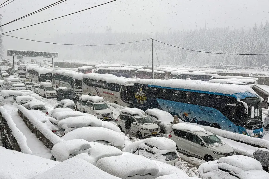 Snow chaos in Himachal Pradesh: 565 roads shut, power hit, Manali hotels fully booked | WATCH