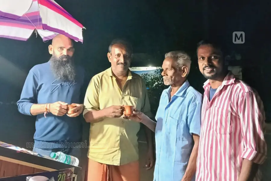 ചൂടുകാപ്പിയുമായി ഇവിടെ ഒരു കുടുംബം കാത്തിരിക്കുന്നു, രാത്രി ഡ്രൈവർമാരുടെ ഉറക്കം അകറ്റാൻ