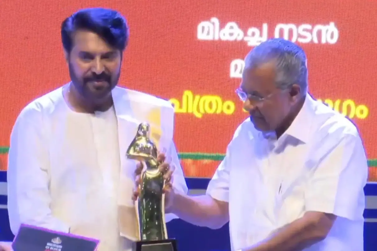 മികച്ച നടനുള്ള സംസ്ഥാന ചലച്ചിത്ര പുരസ്കാരം മുഖ്യമന്ത്രി പിണറായി വിജയനിൽ നിന്ന് മമ്മൂട്ടി ഏറ്റുവാങ്ങുന്നു