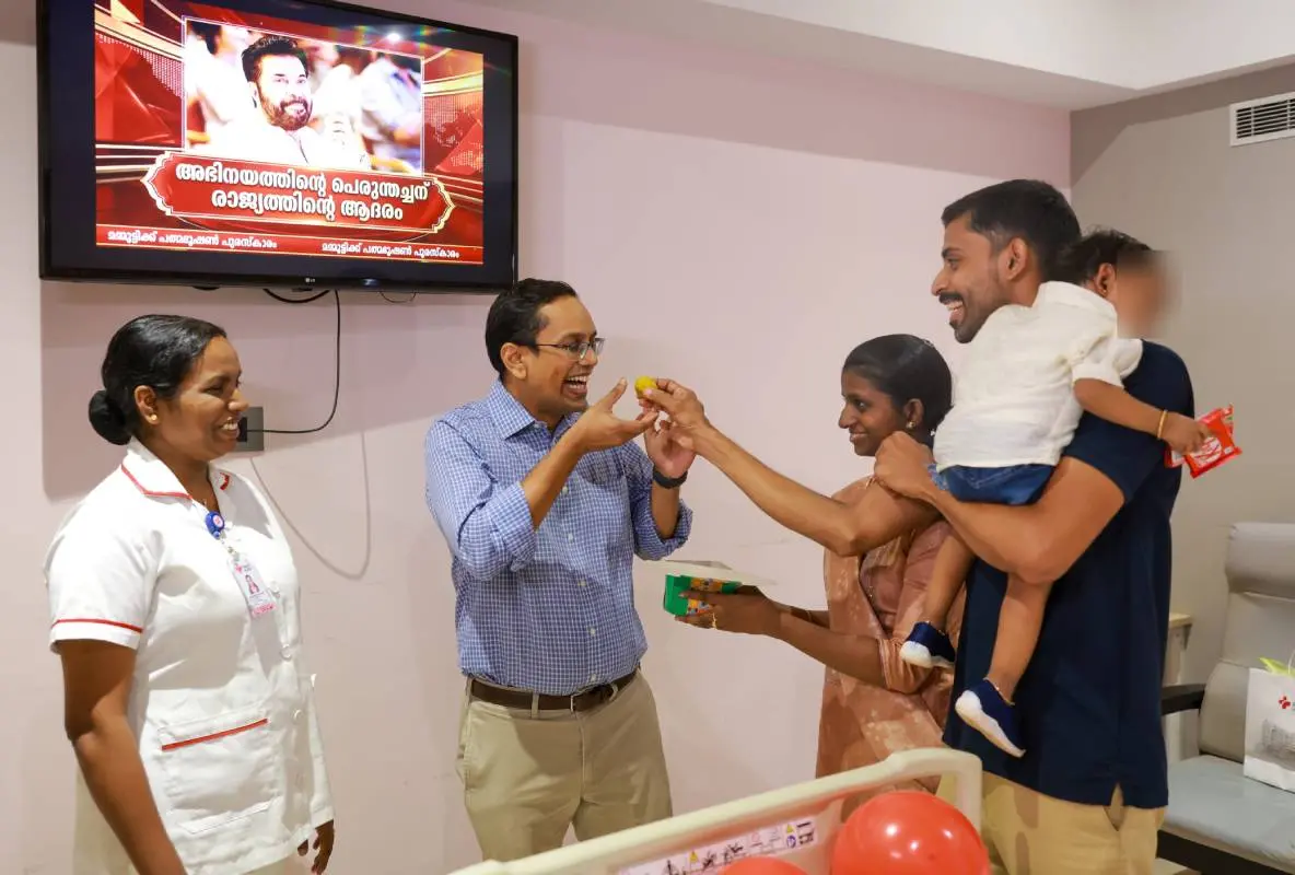 ആശുപത്രി അധികൃതര്ക്കൊപ്പം സന്തോഷം പങ്കിടുന്ന റാഹേലിന്റെ മാതാപിതാക്കള് | Photo: Mathrubhumi