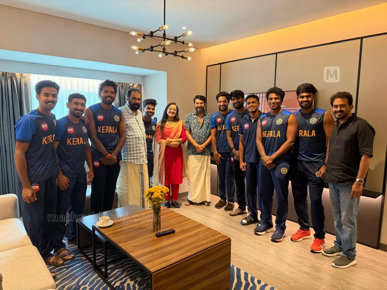 സംസ്ഥാന ചലച്ചിത്ര അവാര്ഡ്ദാന ചടങ്ങിനെത്തിയ നടന് മമ്മൂട്ടിയെ തിരുവനന്തപുരം ഹയാത്ത് റീജന്സിയില് സന്ദര്ശിച്ച കേരള രഞ്ജി ട്രോഫി ക്രിക്കറ്റ് ടീം. മന്ത്രി വി.ശിവന്കുട്ടി, ദിവ്യ എസ്. അയ്യര്, നിര്മാതാവ് ജോര്ജ് എന്നിവരും ഒപ്പം