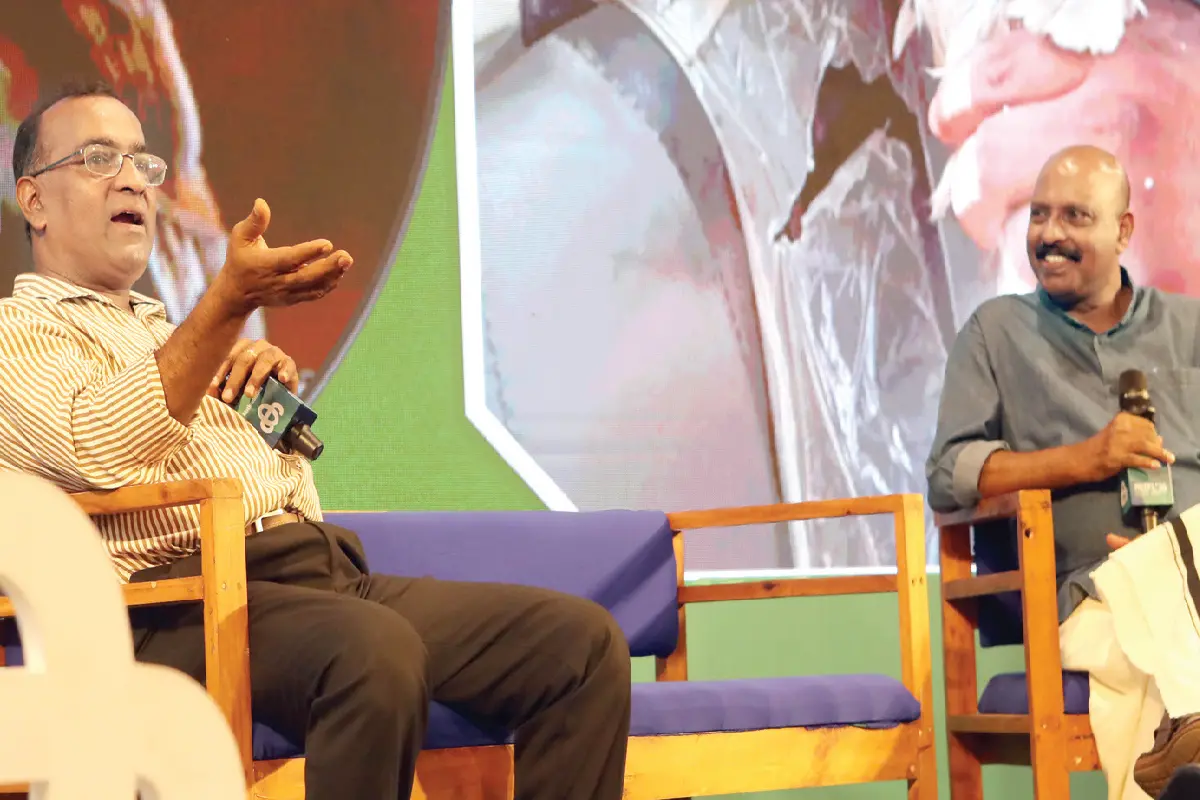 'മാതൃഭൂമി' അന്താരാഷ്ട്ര അക്ഷരോത്സവത്തിന്റെ ഭാഗമായി കനകക്കുന്നിലെ പുസ്തകമേള വേദിയിൽ സംഘടിപ്പിച്ച ചർച്ചയിൽ എഴുത്തുകാരൻ ജെ.ആർ.അനി, പരിസ്ഥിതി പ്രവർത്തകൻ വി.സജികുമാർ എന്നിവർ സംസാരിക്കുന്നു