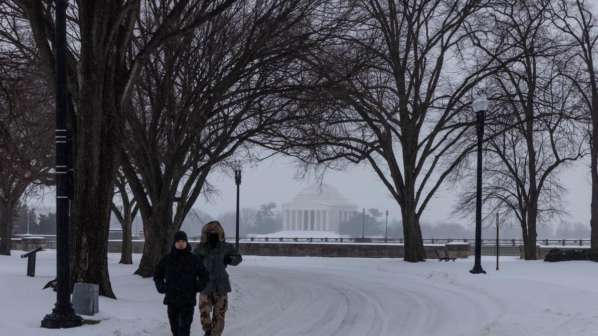 Deadly snow storm leaves seven dead, hundreds of thousands without power in US