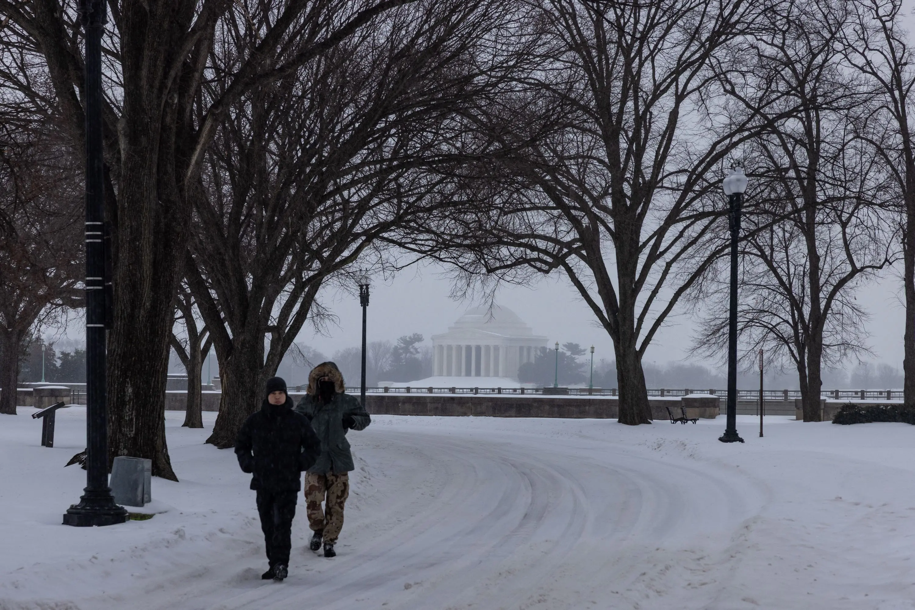People walk through the street near the National Mall in Washington, DC.| Photo: AFP