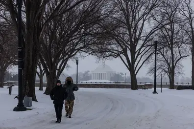 Deadly snow storm leaves seven dead, hundreds of thousands without power in US