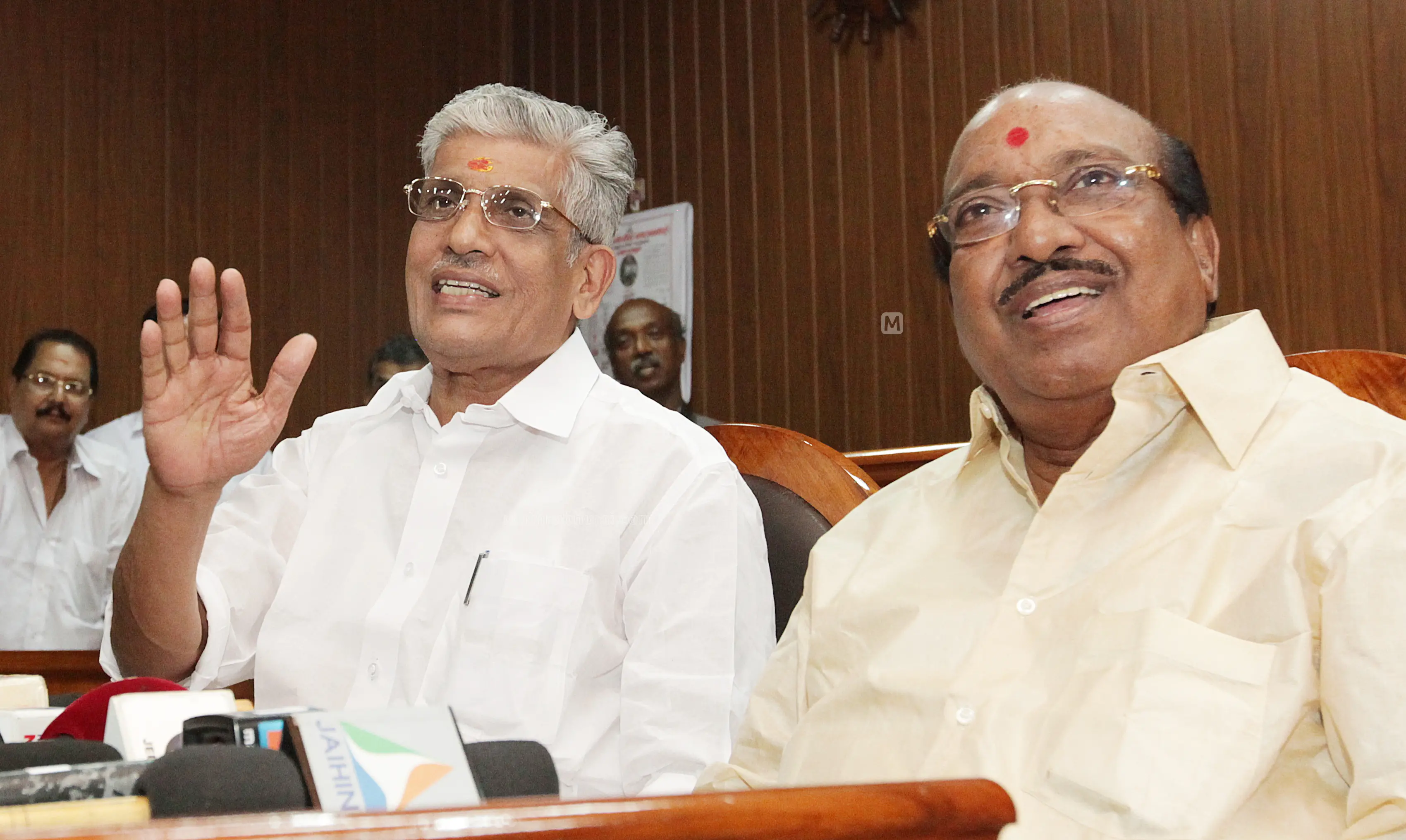 എൻഎസ്എസ് ജനറൽ സെക്രട്ടറി ജി. സുകുമാരൻ നായർ, എസ്എൻഡിപി യോഗം ജനറൽ സെക്രട്ടറി വെള്ളാപ്പള്ളി നടേശൻ. | Photo: Mathrubhumi