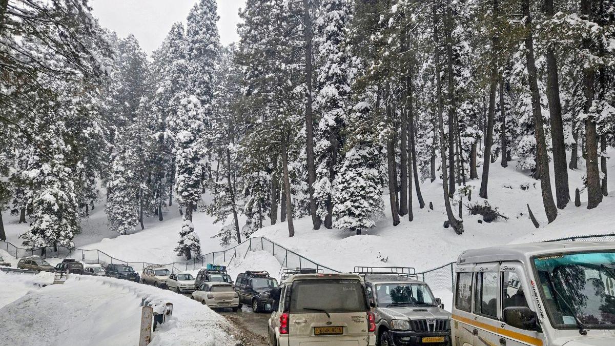 Weather update: IMD issues alerts for snow in Kashmir, rain in Delhi, thunderstorms in 13 states