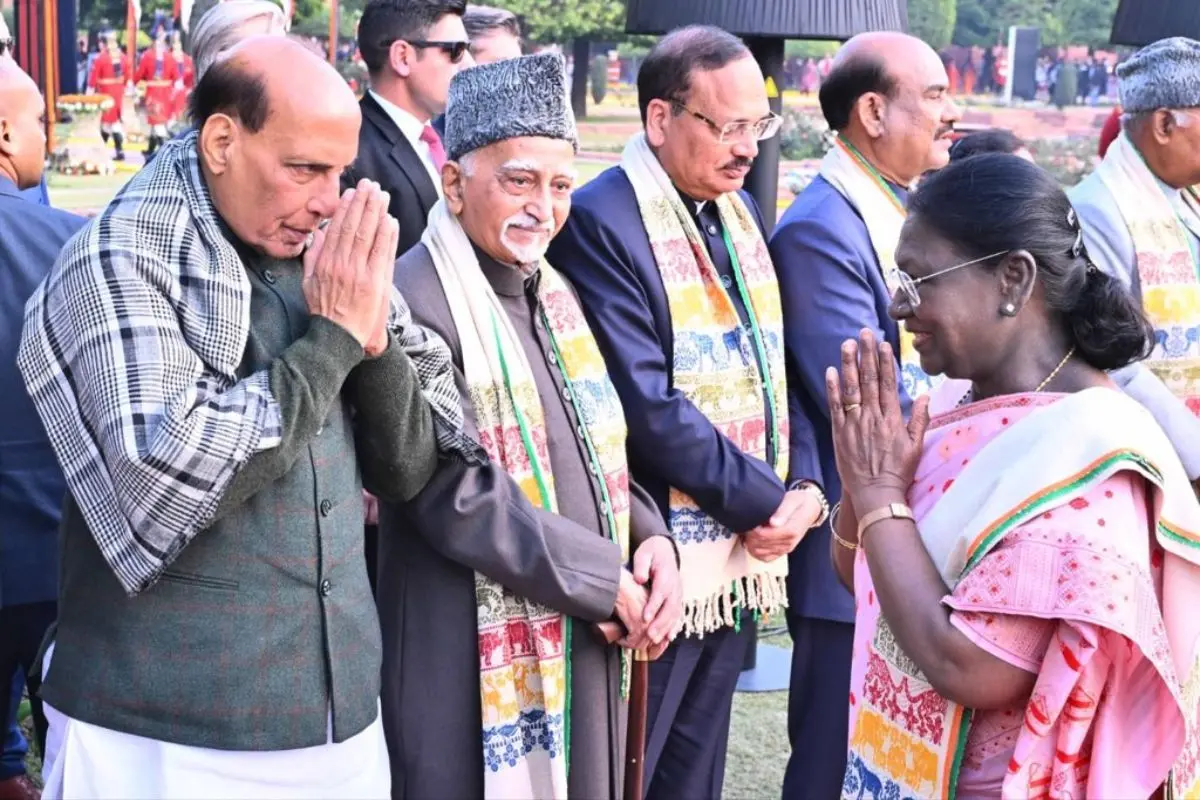 Defence Minister Rajnath Singh greeting President Murmu (Photo: X)