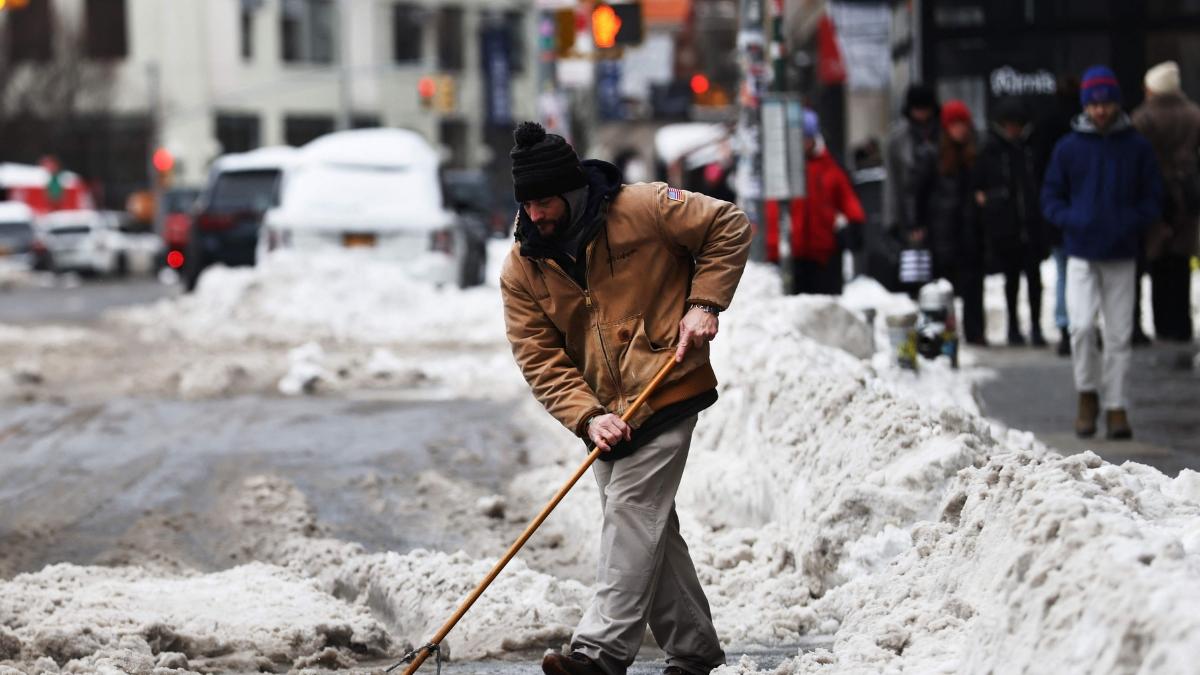 US winter storm knocks out oil supply; yet prices still fall