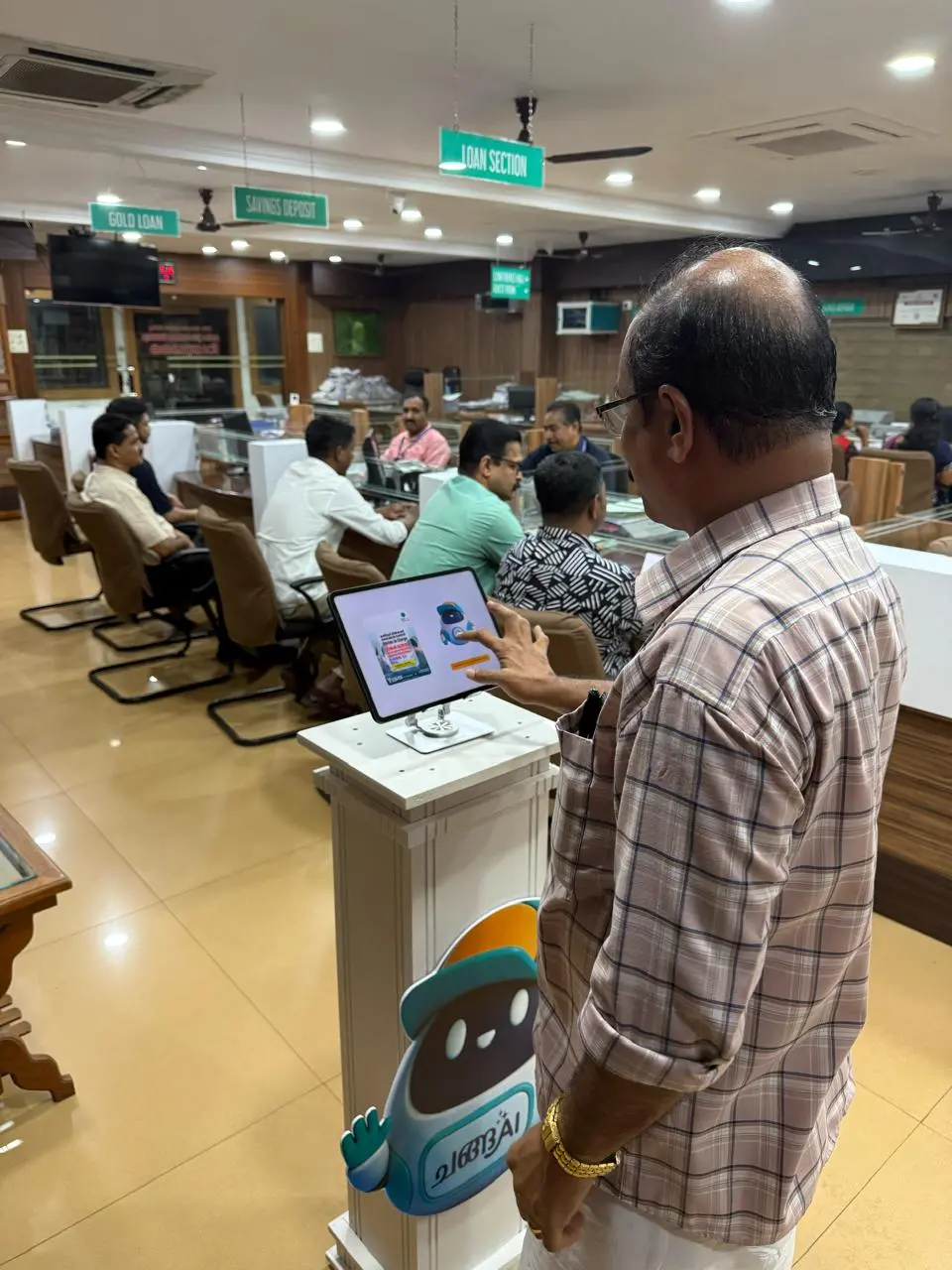ബാങ്കിലെ ഫ്രണ്ട് ഓഫീസിൽ ചങ്ങായി അസിസ്റ്റന്റ് ഉപയോഗിക്കുന്നയാൾ | Photo: Mathrubhumi