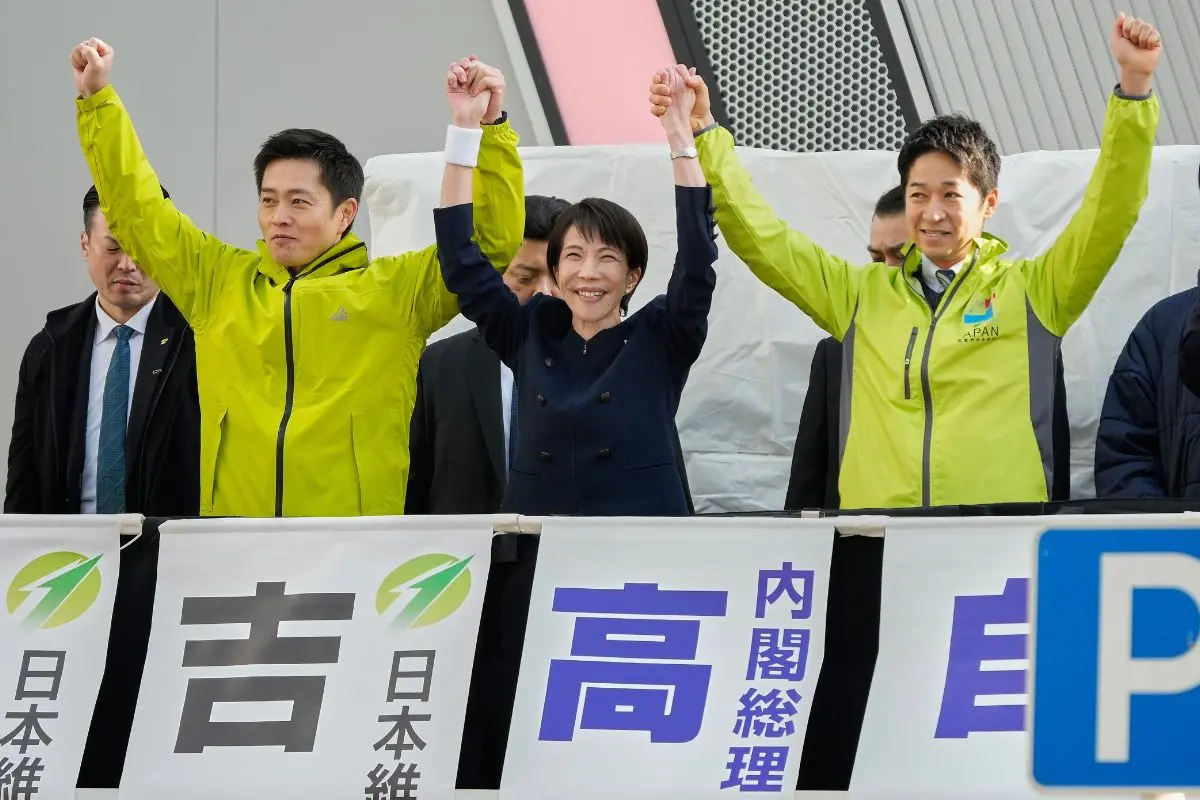 From left, Japan Innovation Party leader Hirofumi Yoshimura, Sanae Takaichi of the ruling Liberal Democratic Party and Japan Innovation Party co-leader Fumitake Fujita greet audience during their joint campaign rally in Tokyo Tuesday, Jan. 27, 2026 (Photo: AP/PTI)