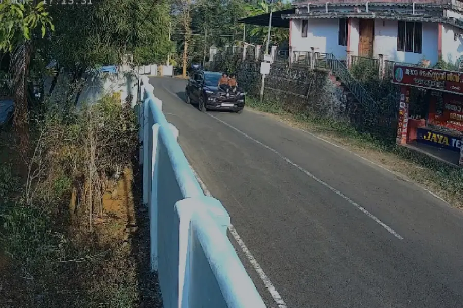 കുട്ടികളെ കാറിന്റെ ബോണറ്റിൽ ഇരുത്തി സാഹസിക യാത്ര; പിതാവിനെതിരെ പോലീസ് കേസെടുത്തു