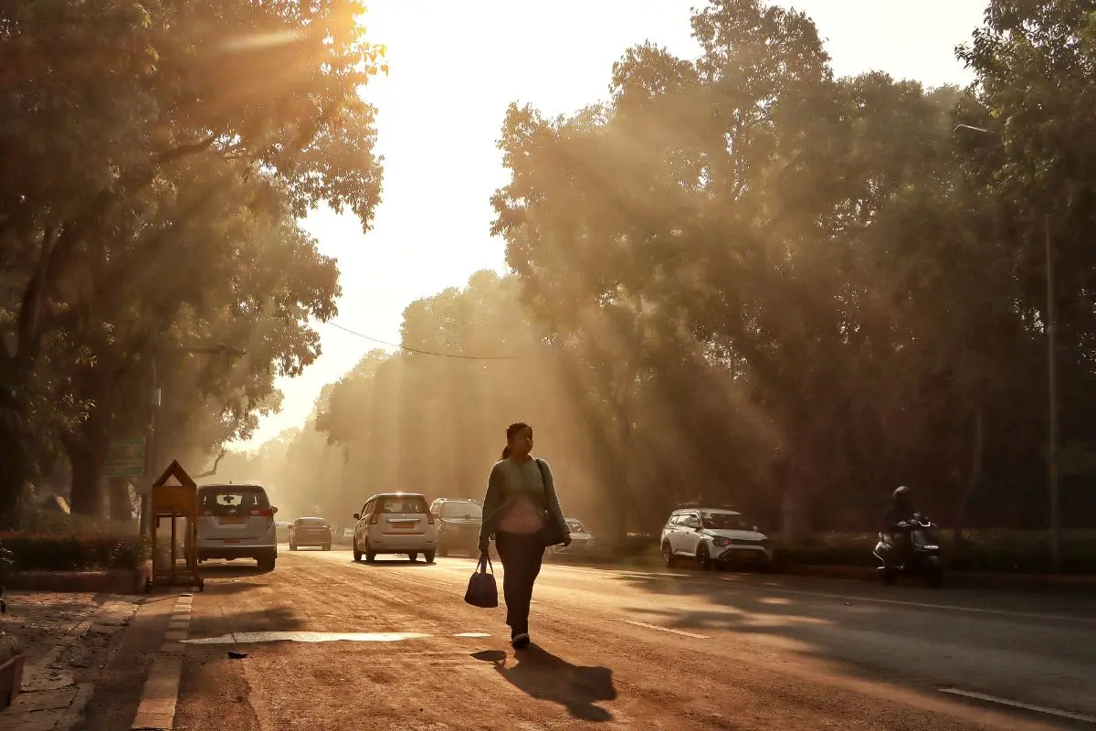 Commuters make their way during a smoggy winter morning in New Delhi. Representative photo: PTI