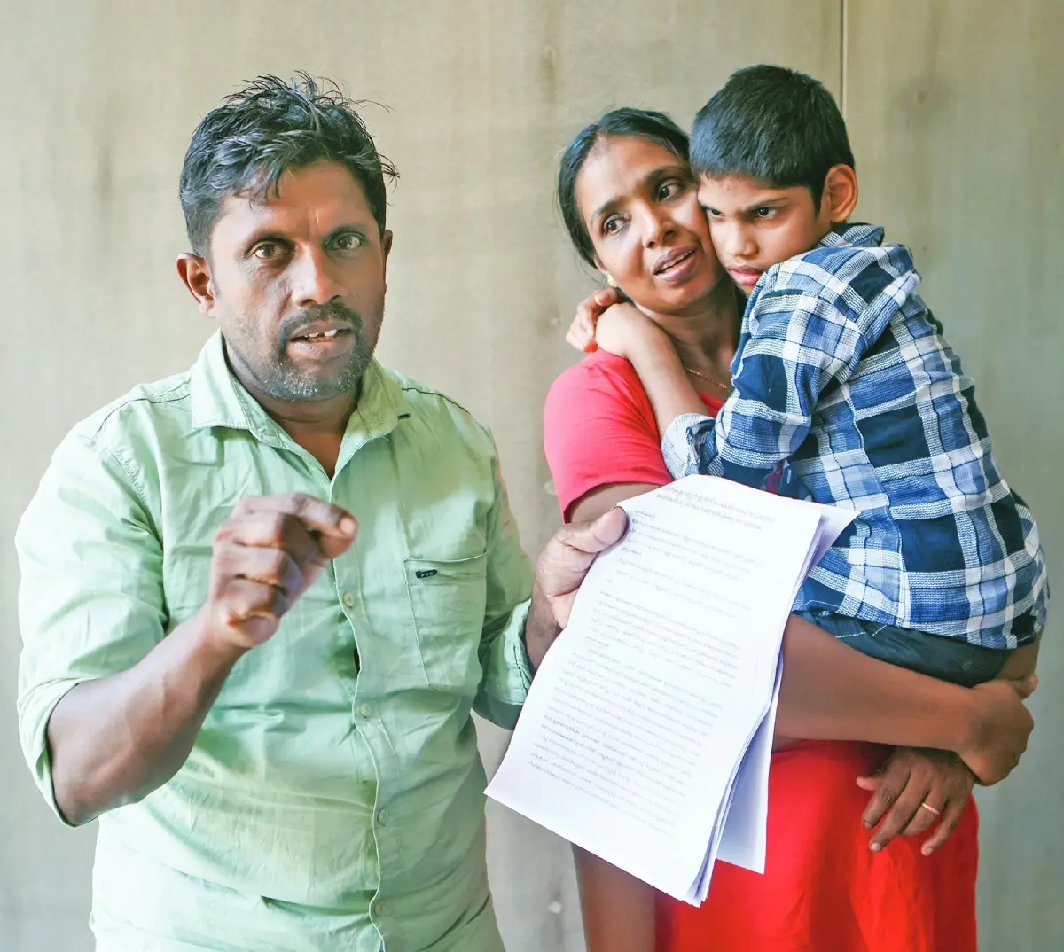 മരോട്ടിച്ചാൽ കള്ളായിക്കുന്ന് മേലേടത്ത് ബിനു ചികിത്സ‌ത്തട്ടിപ്പിനെ കുറിച്ച് വിശദീകരിക്കുന്നു. ഭാര്യ ബിന്ദുവും മകൻ അമ്പാടിയും സമീപം