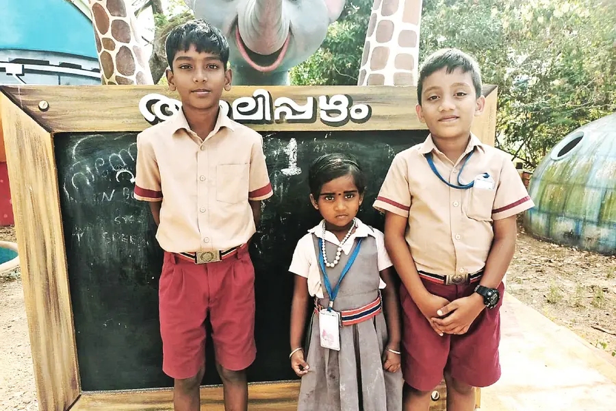 ഒരു ജീവനല്ലേ, കൈവിടില്ല; ആരവിന്റെയും ആദവിന്റെയും കരുതൽ, തോട്ടിൽ വീണ കുഞ്ഞിന് പുതുജീവൻ