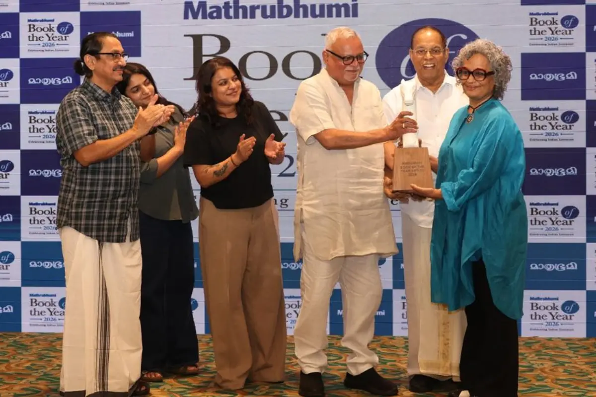 Arundhati Roy receives the Mathrubhumi Book of the Year Award 2026 from Managing Director MV Shreyams Kumar and Chairman P. V. Chandran.| Photo: Mathrubhumi