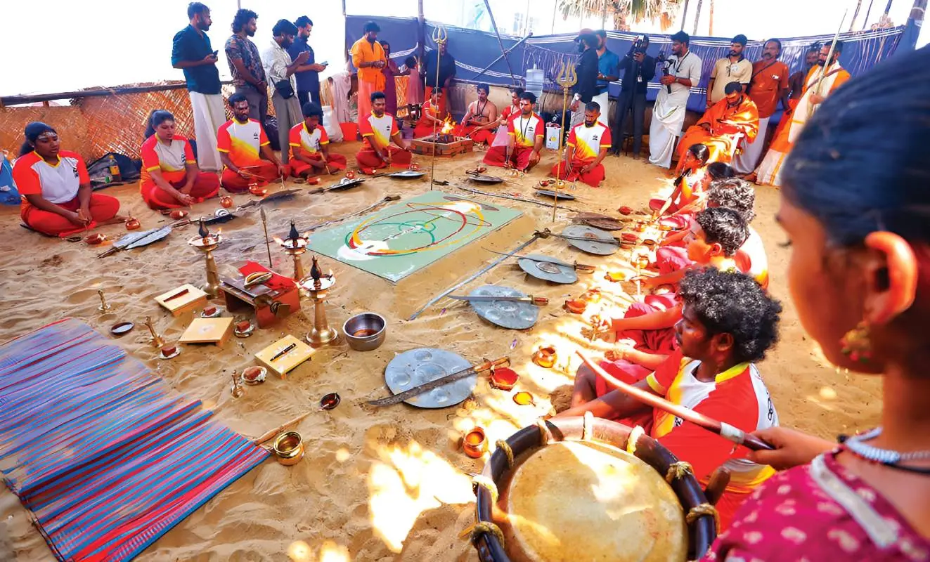 തിരുനാവായ കുംഭമേളയുടെ ഭാഗമായി ബുധനാഴ്ച നടന്ന 'കളരി അക്ഷരക്കാൽ' പൂജ