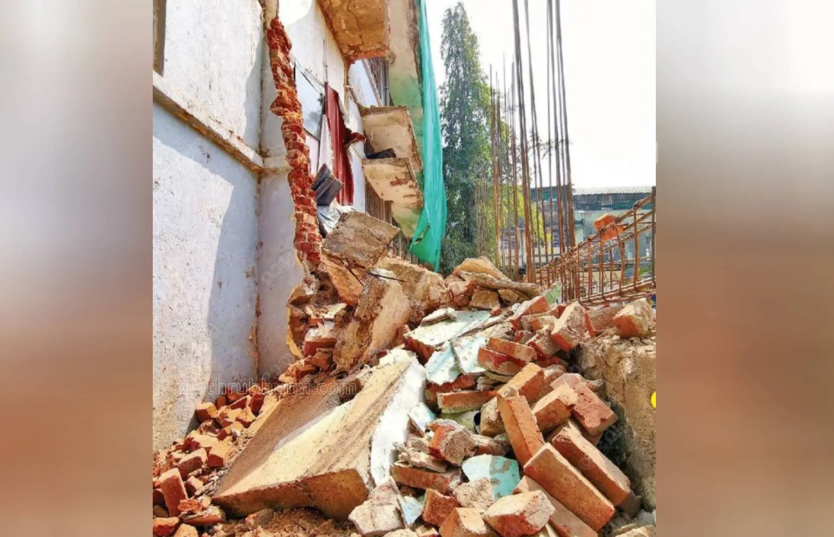 കോട്ടയം മെഡിക്കല് കോളേജിലെ പഴയ കെട്ടിടത്തിന്റെ സ്ലാബ് ഇളകിവീണപ്പോള്.