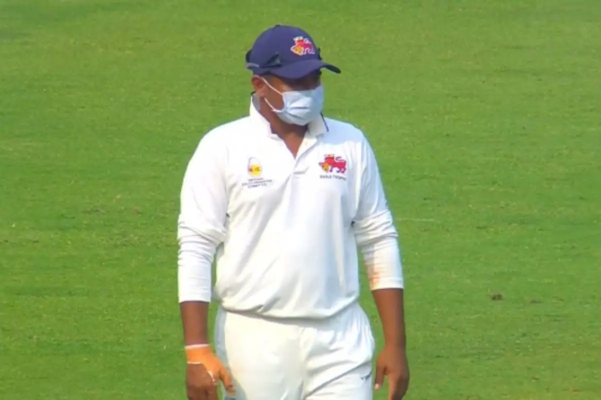 Sarfaraz Khan spotted wearing mask during their RANJI TROPHY game against Delhi. | Screengrab/X