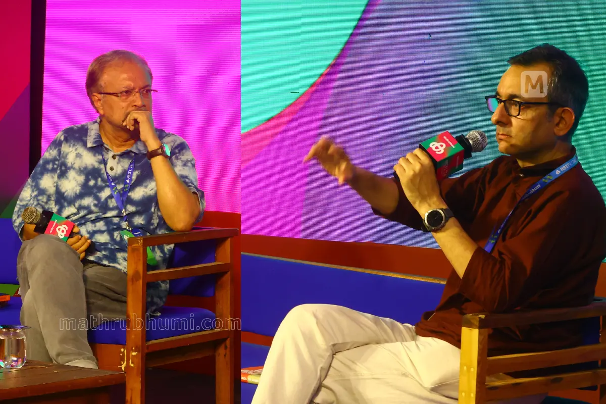 തിരുവനന്തപുരം കനകക്കുന്നില് നടക്കുന്ന മാതൃഭൂമി അന്താരാഷ്ട്ര അക്ഷരോത്സവത്തിന്റെ വേദിയായ ദി സ്പേസില് ഹോണ്ടഡ് ബൈ ദ പാസ്റ്റ് ,എക്സില്ഡ് ഫ്രം ദ പ്രസന്റ് എന്ന വിഷയത്തില് രാഹുല് പണ്ഡിത സംസാരിക്കുന്നു, കെ.എം.സീതി സമീപം.