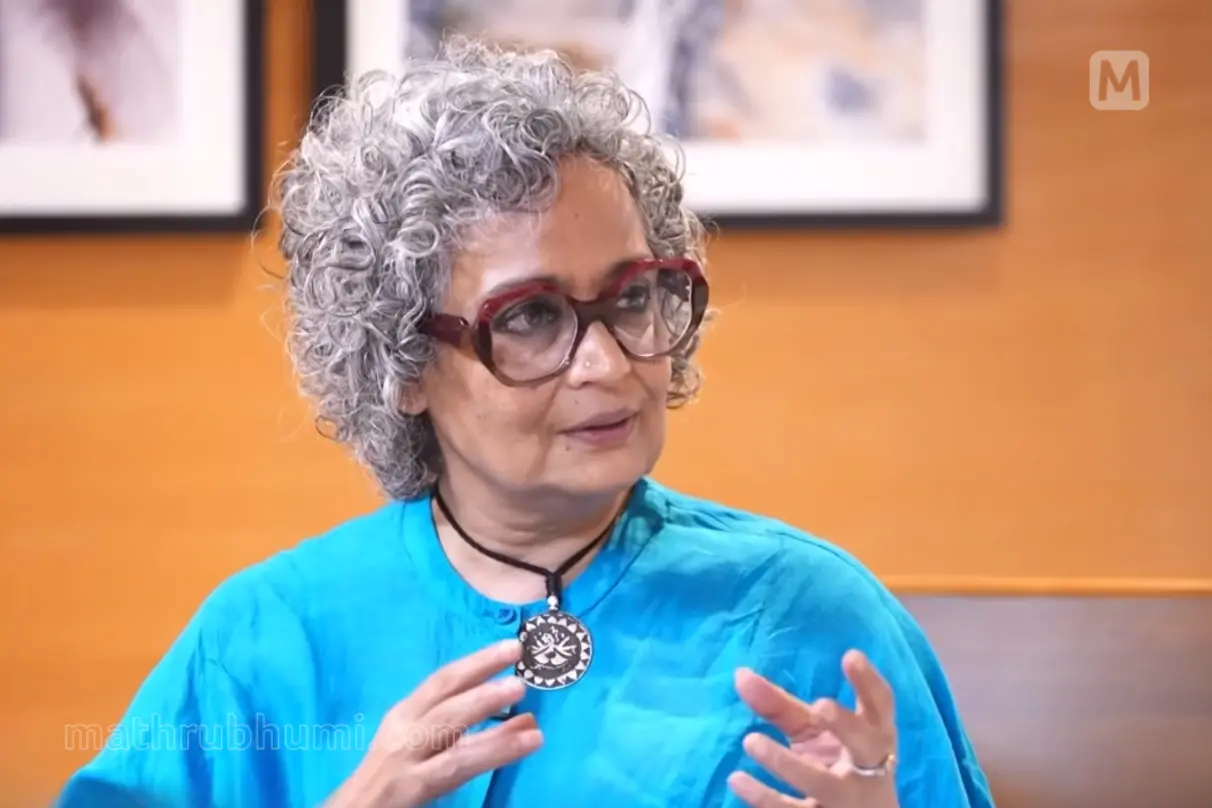 അരുന്ധതി റോയ് അഭിമുഖത്തിനിടെ