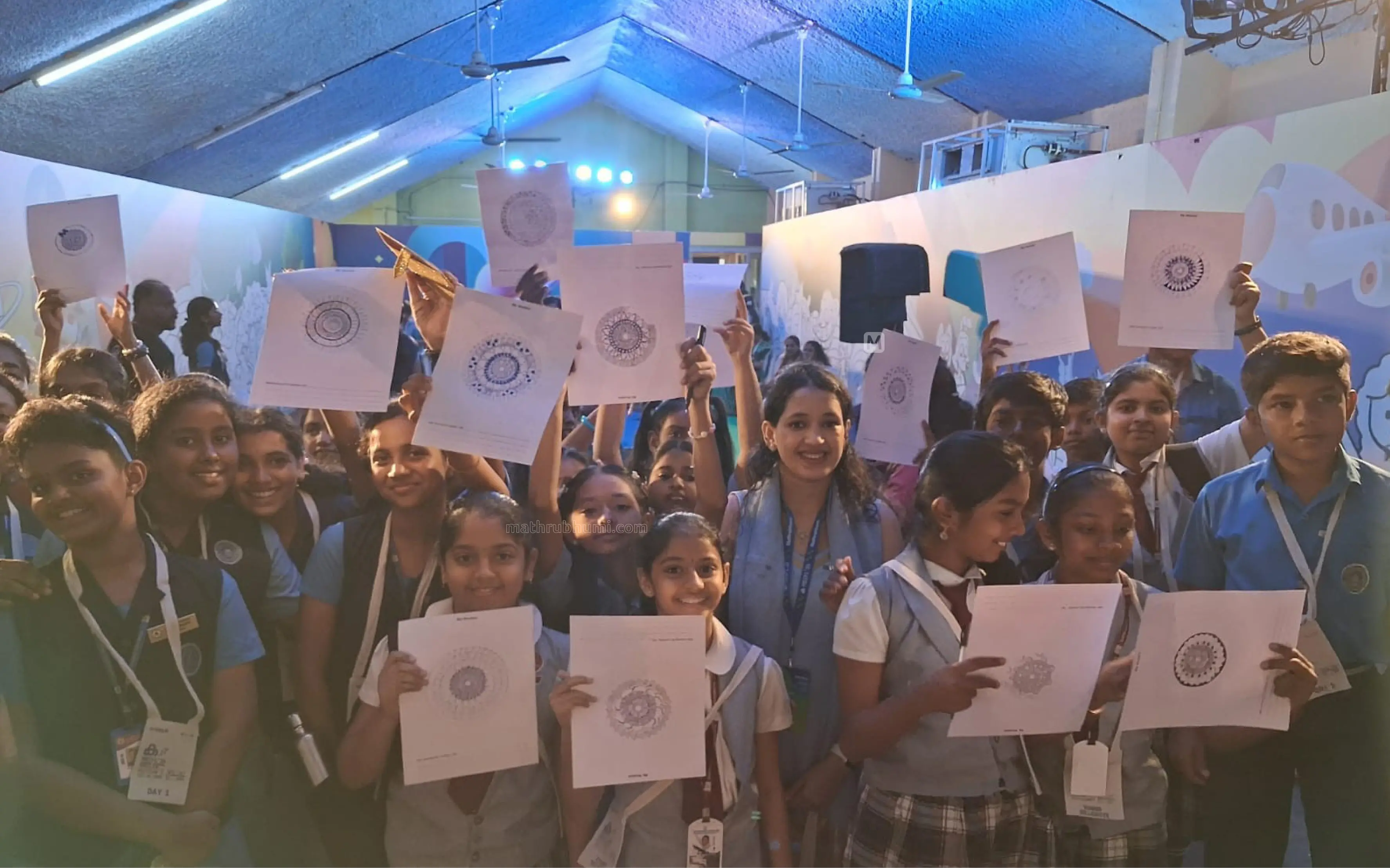 കാവ്യ വാഹി ആൽഫാവേഴ്സിലെ കുട്ടികൾക്കൊപ്പം| ഫോട്ടോ: പ്രമോദ് കുമാർ, മാതൃഭൂമി