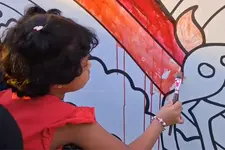 എനിക്കെന്ത് നാടകം ഇവിടം കളറാണല്ലോ- വേദിക്കരികിലെ ചിത്രങ്ങൾ കളർ ചെയ്ത് കുരുന്ന്