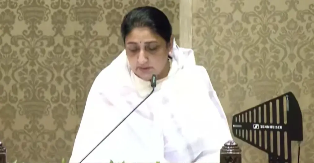 സുനേത്രാ പവാര്‍ സത്യപ്രതിജ്ഞ ചെയ്യുന്നു