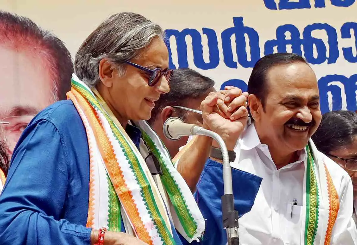 ശശി തരൂരും വി.ഡി.സതീശനും |ഫോട്ടോ:മാതൃഭൂമി