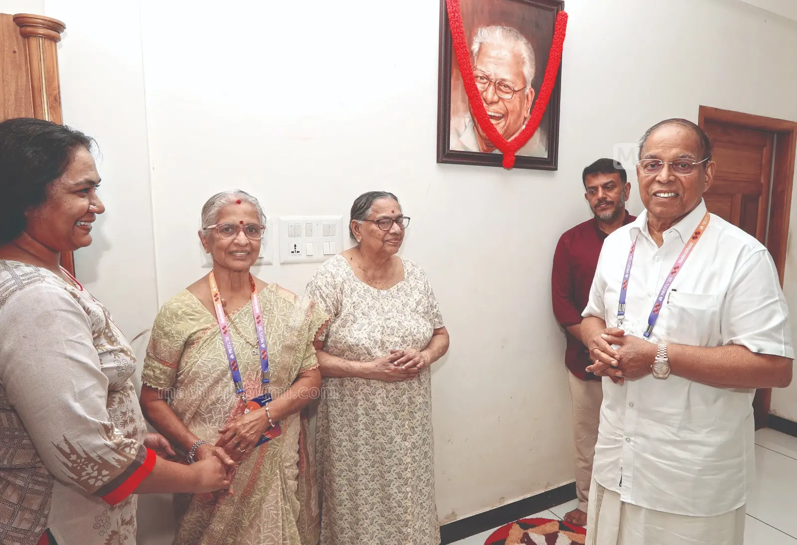 മാതൃഭൂമി ചെയർമാൻ ആൻഡ് മാനേജിങ് എഡിറ്റർ പി.വി. ചന്ദ്രനും ഭാര്യ ഹേമലതാ ചന്ദ്രനും തിരുവനന്തപുരത്തെ വേലിക്കകത്ത് വസതിയിൽ വി.എസ്. അച്യുതാനന്ദന്റെ ഭാര്യ വസുമതിയെ സന്ദർശിച്ചപ്പോൾ. വി.എസിന്റെ മരുമകൾ ഡോ. രജനി, മകൻ വി.എ. അരുൺകുമാർ എന്നിവർ സമീപം