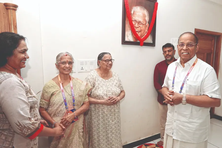 പി.വി. ചന്ദ്രനും കുടുംബവും വി.എസിന്റെ ഭാര്യയെ സന്ദർശിച്ചു